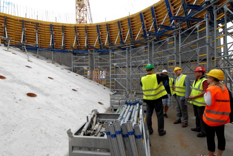 Stavebníci i zaměstnanci Techmanie intenzivně pracují na dokončení projektu rozšíření plzeňského science centra. Díky němu v areálu bývalé Škodovky vznikne plocha pro nové expozice a zároveň v Plzni chybějící planetárium s promítacím sálem, který bude vybaven moderní 3D promítací technologií. Rychle postupující stavbu si v doprovodu zástupců stavební firmy a ředitele Techmanie Vlastimila Voláka v úterý (7.8.2012) dopoledne prohlédli primátor Martin Baxa a radní Irena Rottová.