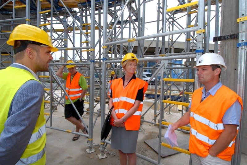 Stavebníci i zaměstnanci Techmanie intenzivně pracují na dokončení projektu rozšíření plzeňského science centra. Díky němu v areálu bývalé Škodovky vznikne plocha pro nové expozice a zároveň v Plzni chybějící planetárium s promítacím sálem, který bude vybaven moderní 3D promítací technologií. Rychle postupující stavbu si v doprovodu zástupců stavební firmy a ředitele Techmanie Vlastimila Voláka v úterý (7.8.2012) dopoledne prohlédli primátor Martin Baxa a radní Irena Rottová.