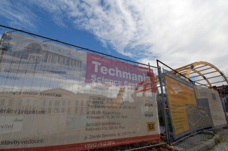 Stavebníci i zaměstnanci Techmanie intenzivně pracují na dokončení projektu rozšíření plzeňského science centra. Díky němu v areálu bývalé Škodovky vznikne plocha pro nové expozice a zároveň v Plzni chybějící planetárium s promítacím sálem, který bude vybaven moderní 3D promítací technologií. Rychle postupující stavbu si v doprovodu zástupců stavební firmy a ředitele Techmanie Vlastimila Voláka v úterý (7.8.2012) dopoledne prohlédli primátor Martin Baxa a radní Irena Rottová.