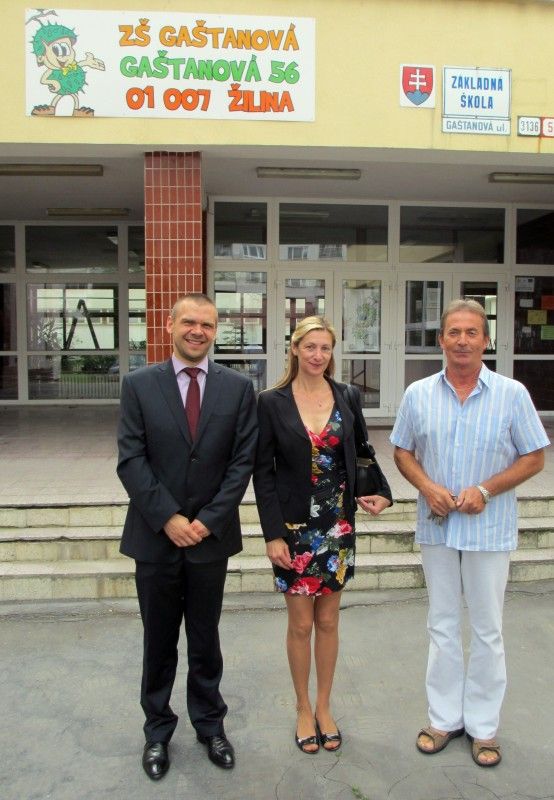 (foto: Černek, Zelenková) Dvoudenní návštěvy partnerského města Žilina se ve dnech 9. a 10. srpna 2012 zúčastnili primátor Martin Baxa a náměstkyně Eva Herinková. Na žilinské radnici je v pátek dopoledne v zastoupení primátora Igora Chomy oficiálně přijala Slavomíra Brezovská. Společně hovořili především o sociálních záležitostech, školství a dopravě.
V souvislosti s Dnem evropské kultury, který se v srpnu již čtvrtým rokem koná jako Mezinárodní festival prezentující kulturu a umění partnerských měst Žiliny, se plzeňská delegace také setkala s některými zástupci ostatních partnerských měst z České republiky, Ukrajiny a Srbska.