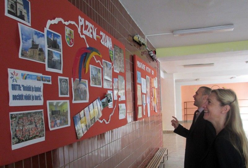 (foto: Černek, Zelenková) Dvoudenní návštěvy partnerského města Žilina se ve dnech 9. a 10. srpna 2012 zúčastnili primátor Martin Baxa a náměstkyně Eva Herinková. Na žilinské radnici je v pátek dopoledne v zastoupení primátora Igora Chomy oficiálně přijala Slavomíra Brezovská. Společně hovořili především o sociálních záležitostech, školství a dopravě.
V souvislosti s Dnem evropské kultury, který se v srpnu již čtvrtým rokem koná jako Mezinárodní festival prezentující kulturu a umění partnerských měst Žiliny, se plzeňská delegace také setkala s některými zástupci ostatních partnerských měst z České republiky, Ukrajiny a Srbska.