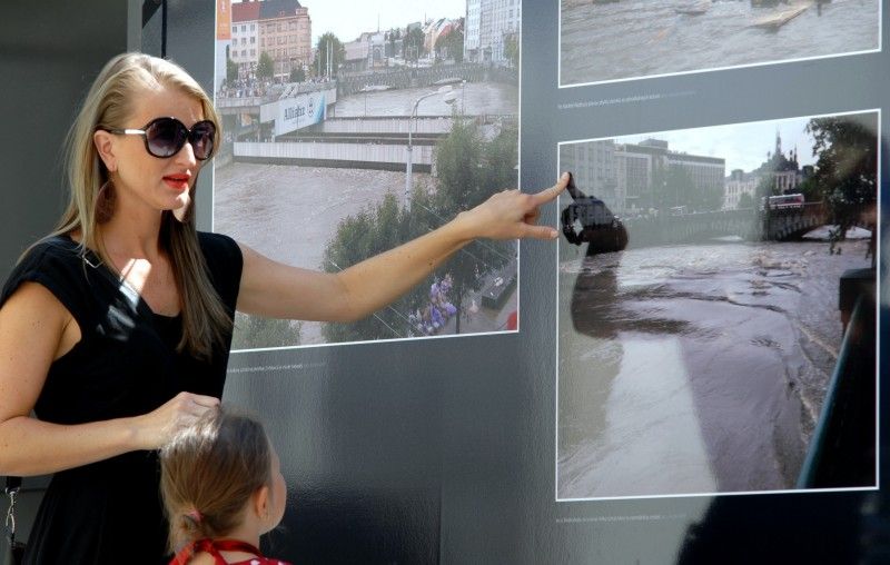 Pamětní medaili a list předal v pondělí (13.8.2012) odpoledne primátor Martin Baxa společně s bývalým primátorem Jiřím Šnebergerem při vzpomínkovém setkání na ničivou povodeň v roce 2002 zástupcům organizací, společností a jednotlivcům, kteří se významnou měrou podíleli na zvládnutí krizové situace a odstraňování škod.