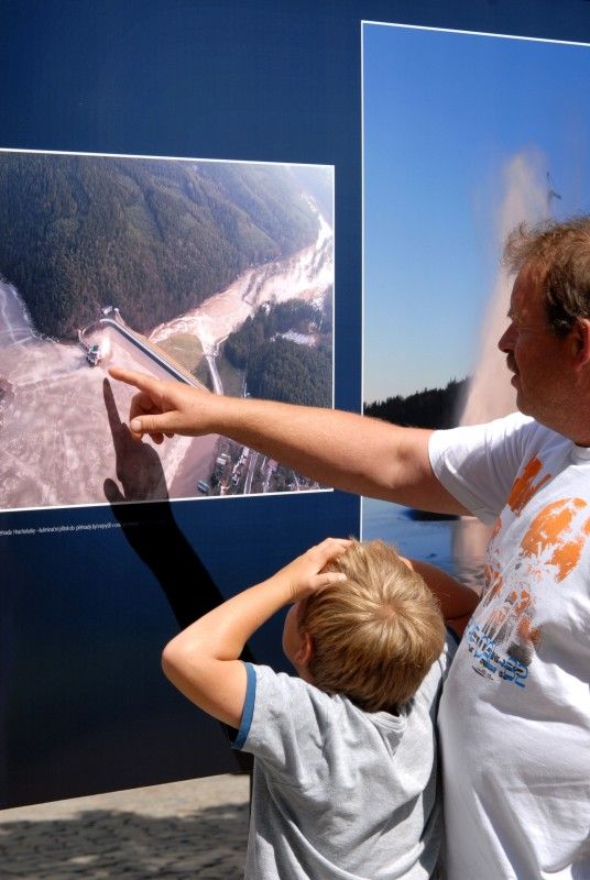 Pamětní medaili a list předal v pondělí (13.8.2012) odpoledne primátor Martin Baxa společně s bývalým primátorem Jiřím Šnebergerem při vzpomínkovém setkání na ničivou povodeň v roce 2002 zástupcům organizací, společností a jednotlivcům, kteří se významnou měrou podíleli na zvládnutí krizové situace a odstraňování škod.