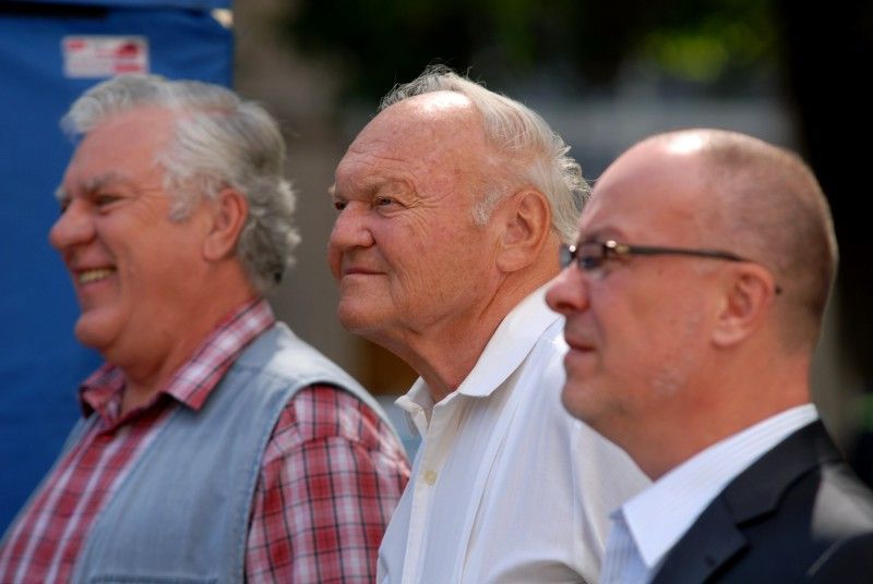 Pamětní medaili a list předal v pondělí (13.8.2012) odpoledne primátor Martin Baxa společně s bývalým primátorem Jiřím Šnebergerem při vzpomínkovém setkání na ničivou povodeň v roce 2002 zástupcům organizací, společností a jednotlivcům, kteří se významnou měrou podíleli na zvládnutí krizové situace a odstraňování škod.