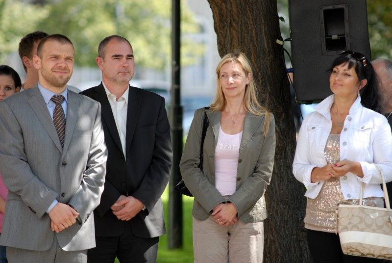 Pamětní medaili a list předal v pondělí (13.8.2012) odpoledne primátor Martin Baxa společně s bývalým primátorem Jiřím Šnebergerem při vzpomínkovém setkání na ničivou povodeň v roce 2002 zástupcům organizací, společností a jednotlivcům, kteří se významnou měrou podíleli na zvládnutí krizové situace a odstraňování škod.