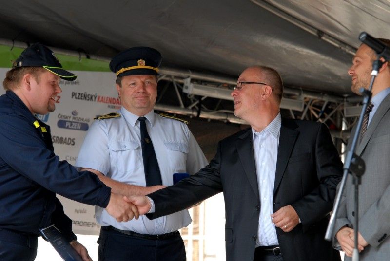 Pamětní medaili a list předal v pondělí (13.8.2012) odpoledne primátor Martin Baxa společně s bývalým primátorem Jiřím Šnebergerem při vzpomínkovém setkání na ničivou povodeň v roce 2002 zástupcům organizací, společností a jednotlivcům, kteří se významnou měrou podíleli na zvládnutí krizové situace a odstraňování škod.