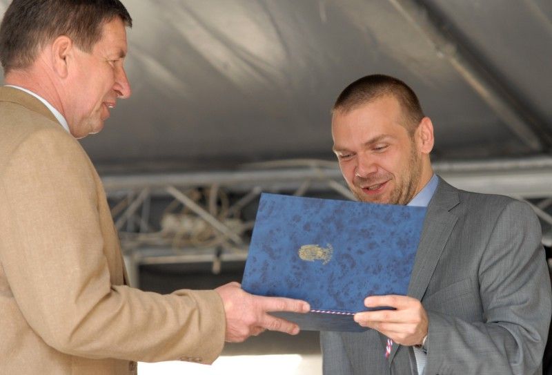 Pamětní medaili a list předal v pondělí (13.8.2012) odpoledne primátor Martin Baxa společně s bývalým primátorem Jiřím Šnebergerem při vzpomínkovém setkání na ničivou povodeň v roce 2002 zástupcům organizací, společností a jednotlivcům, kteří se významnou měrou podíleli na zvládnutí krizové situace a odstraňování škod.