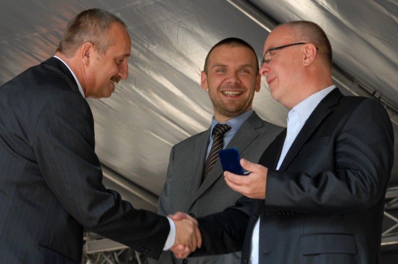 Pamětní medaili a list předal v pondělí (13.8.2012) odpoledne primátor Martin Baxa společně s bývalým primátorem Jiřím Šnebergerem při vzpomínkovém setkání na ničivou povodeň v roce 2002 zástupcům organizací, společností a jednotlivcům, kteří se významnou měrou podíleli na zvládnutí krizové situace a odstraňování škod.