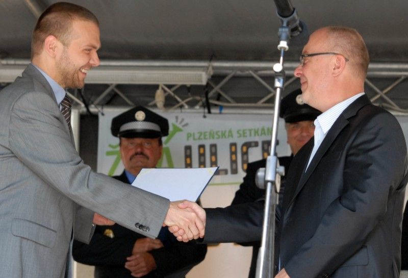 Pamětní medaili a list předal v pondělí (13.8.2012) odpoledne primátor Martin Baxa společně s bývalým primátorem Jiřím Šnebergerem při vzpomínkovém setkání na ničivou povodeň v roce 2002 zástupcům organizací, společností a jednotlivcům, kteří se významnou měrou podíleli na zvládnutí krizové situace a odstraňování škod.