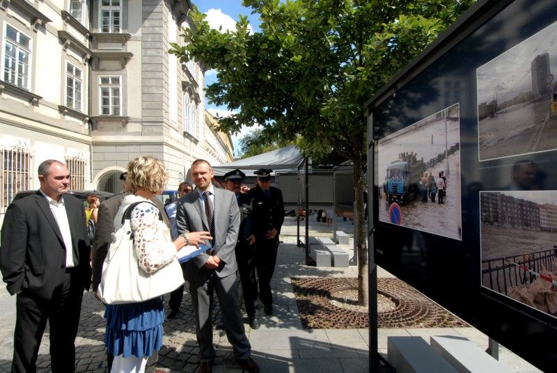 Pamětní medaili a list předal v pondělí (13.8.2012) odpoledne primátor Martin Baxa společně s bývalým primátorem Jiřím Šnebergerem při vzpomínkovém setkání na ničivou povodeň v roce 2002 zástupcům organizací, společností a jednotlivcům, kteří se významnou měrou podíleli na zvládnutí krizové situace a odstraňování škod.