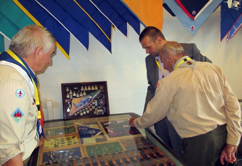 Jedna z nevýznamnějších akcí stoletého skautského jubilea 7. konference Středoevropského subregionu ISGF – Mezinárodního společenství skautů a skautek byla ve čtvrtek 16. srpna 2012 za účasti primátora Martina Baxy slavnostně zahájena v areálu Středního odborného učiliště elektrotechnického ve Skvrňanech. (foto: B. Zelenková)