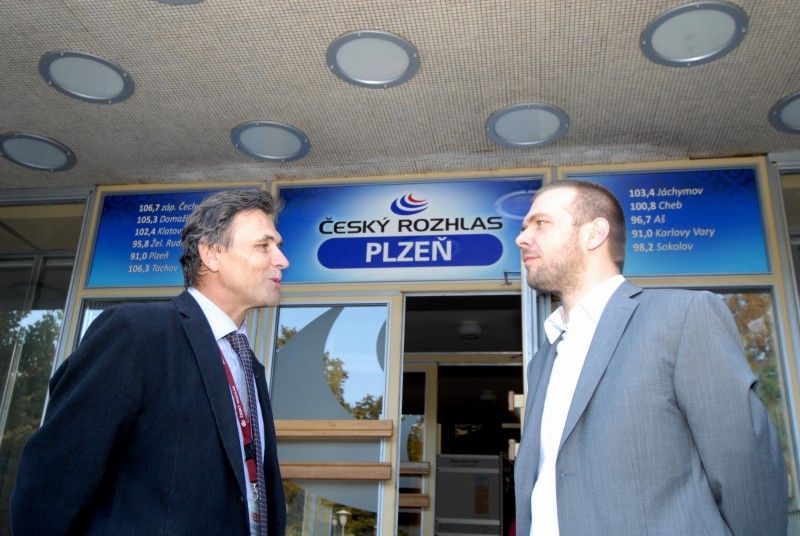 Dramatické okamžiky z obsazení západočeské metropole sovětskými a východoněmeckými tanky 21. srpna 1968 si město Plzeň připomnělo položením květin v budově plzeňského Českého rozhlasu na náměstí Míru u pamětní desky věnované jeho tehdejším obráncům. Vzpomínky se 21.8.2012 zúčastnil primátor Martin Baxa a za Český rozhlas Plzeň ředitel Zdeněk Levý.