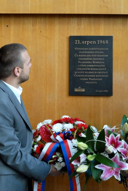 Dramatické okamžiky z obsazení západočeské metropole sovětskými a východoněmeckými tanky 21. srpna 1968 si město Plzeň připomnělo položením květin v budově plzeňského Českého rozhlasu na náměstí Míru u pamětní desky věnované jeho tehdejším obráncům. Vzpomínky se 21.8.2012 zúčastnil primátor Martin Baxa a za Český rozhlas Plzeň ředitel Zdeněk Levý.