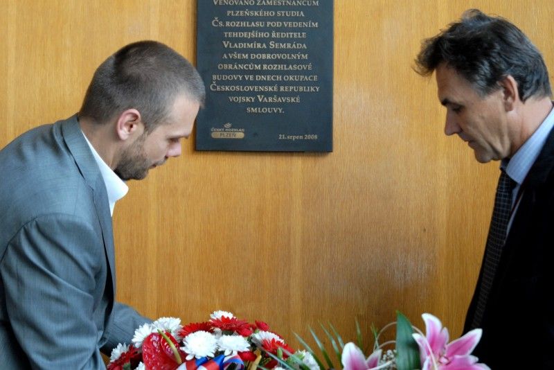 Dramatické okamžiky z obsazení západočeské metropole sovětskými a východoněmeckými tanky 21. srpna 1968 si město Plzeň připomnělo položením květin v budově plzeňského Českého rozhlasu na náměstí Míru u pamětní desky věnované jeho tehdejším obráncům. Vzpomínky se 21.8.2012 zúčastnil primátor Martin Baxa a za Český rozhlas Plzeň ředitel Zdeněk Levý.