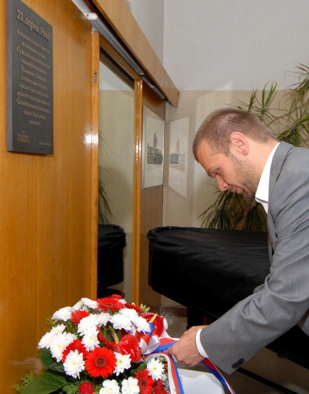 Dramatické okamžiky z obsazení západočeské metropole sovětskými a východoněmeckými tanky 21. srpna 1968 si město Plzeň připomnělo položením květin v budově plzeňského Českého rozhlasu na náměstí Míru u pamětní desky věnované jeho tehdejším obráncům. Vzpomínky se 21.8.2012 zúčastnil primátor Martin Baxa a za Český rozhlas Plzeň ředitel Zdeněk Levý.