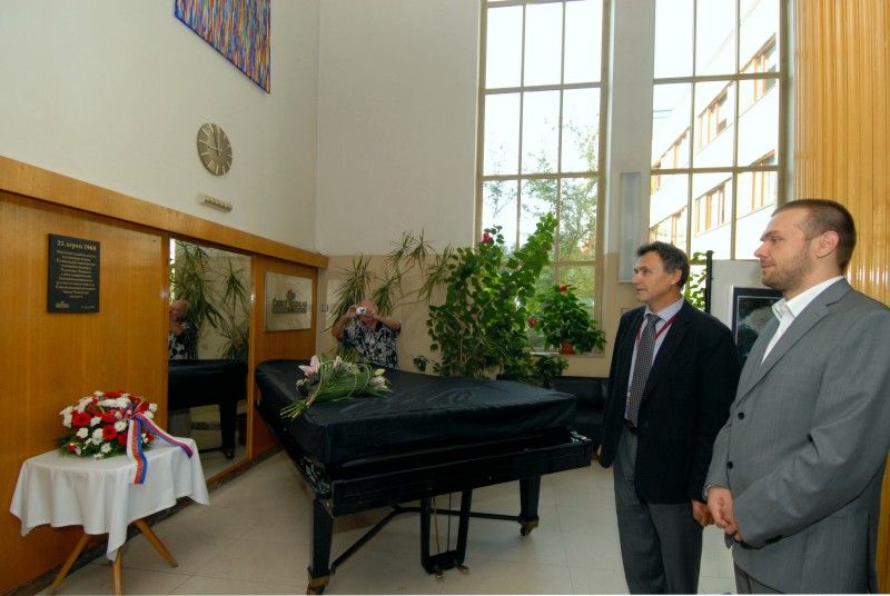 Dramatické okamžiky z obsazení západočeské metropole sovětskými a východoněmeckými tanky 21. srpna 1968 si město Plzeň připomnělo položením květin v budově plzeňského Českého rozhlasu na náměstí Míru u pamětní desky věnované jeho tehdejším obráncům. Vzpomínky se 21.8.2012 zúčastnil primátor Martin Baxa a za Český rozhlas Plzeň ředitel Zdeněk Levý.