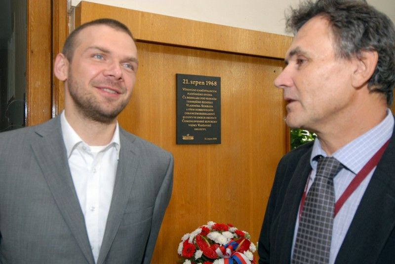 Dramatické okamžiky z obsazení západočeské metropole sovětskými a východoněmeckými tanky 21. srpna 1968 si město Plzeň připomnělo položením květin v budově plzeňského Českého rozhlasu na náměstí Míru u pamětní desky věnované jeho tehdejším obráncům. Vzpomínky se 21.8.2012 zúčastnil primátor Martin Baxa a za Český rozhlas Plzeň ředitel Zdeněk Levý.