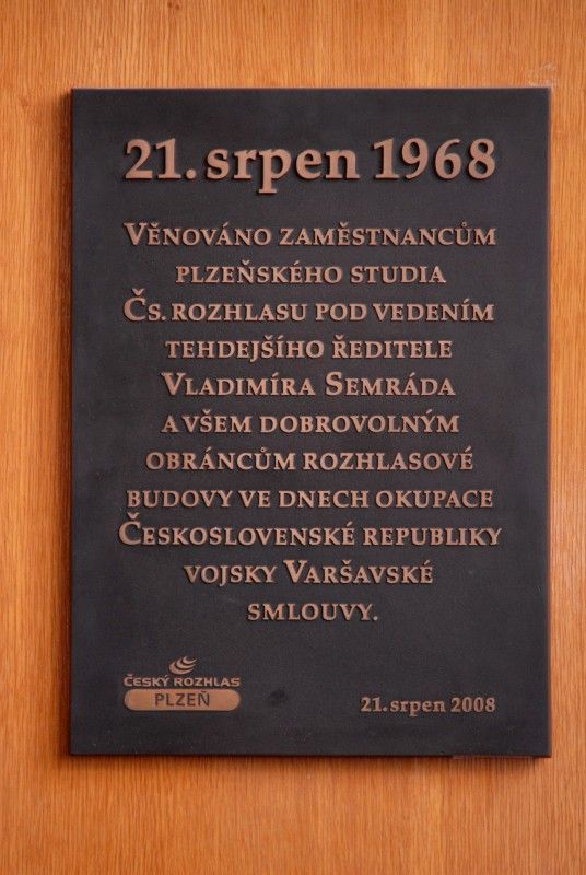 Dramatické okamžiky z obsazení západočeské metropole sovětskými a východoněmeckými tanky 21. srpna 1968 si město Plzeň připomnělo položením květin v budově plzeňského Českého rozhlasu na náměstí Míru u pamětní desky věnované jeho tehdejším obráncům. Vzpomínky se 21.8.2012 zúčastnil primátor Martin Baxa a za Český rozhlas Plzeň ředitel Zdeněk Levý.