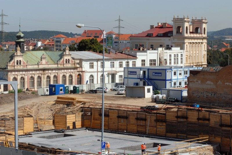 Stavební stroje dokončily odkopávky v hloubce 11,3 metrů.