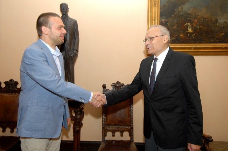 Zajímavé setkání se v pátek (24.8.2012) dopoledne uskutečnilo na plzeňské radnici. Přestože přední český dramatik a divadelní režisér Ladislav Smoček nerad slaví narozeniny, u příležitosti svého životního jubilea s potěšením přijal pozvání primátora Martina Baxy na přátelské posezení. Muž, který často bývá považován za toho, který stojí spíše v pozadí, vedle Václava Havla a Pavla Kohouta patří mezi tři ve světě nejuváděnější české autory, oslavil 24. srpna osmdesáté narozeniny. Město Plzeň od svých sedmi let považuje za svůj domov. Ústředním tématem hovoru byl vedle divadla především plzeňský patriotismus. Ladislav Smoček se do Plzně přestěhoval během druhé světové války. Prožil zde dětství a mládí a od té doby je podle svých slov občanem Plzně. V roce 1951 zde na Mikulášském gymnáziu maturoval.