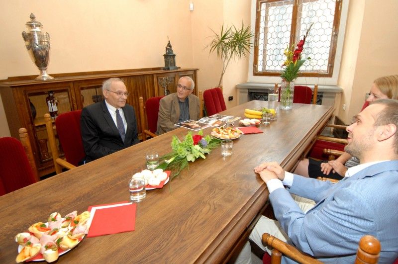 Zajímavé setkání se v pátek (24.8.2012) dopoledne uskutečnilo na plzeňské radnici. Přestože přední český dramatik a divadelní režisér Ladislav Smoček nerad slaví narozeniny, u příležitosti svého životního jubilea s potěšením přijal pozvání primátora Martina Baxy na přátelské posezení. Muž, který často bývá považován za toho, který stojí spíše v pozadí, vedle Václava Havla a Pavla Kohouta patří mezi tři ve světě nejuváděnější české autory, oslavil 24. srpna osmdesáté narozeniny. Město Plzeň od svých sedmi let považuje za svůj domov. Ústředním tématem hovoru byl vedle divadla především plzeňský patriotismus. Ladislav Smoček se do Plzně přestěhoval během druhé světové války. Prožil zde dětství a mládí a od té doby je podle svých slov občanem Plzně. V roce 1951 zde na Mikulášském gymnáziu maturoval.