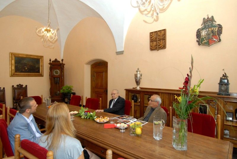 Zajímavé setkání se v pátek (24.8.2012) dopoledne uskutečnilo na plzeňské radnici. Přestože přední český dramatik a divadelní režisér Ladislav Smoček nerad slaví narozeniny, u příležitosti svého životního jubilea s potěšením přijal pozvání primátora Martina Baxy na přátelské posezení. Muž, který často bývá považován za toho, který stojí spíše v pozadí, vedle Václava Havla a Pavla Kohouta patří mezi tři ve světě nejuváděnější české autory, oslavil 24. srpna osmdesáté narozeniny. Město Plzeň od svých sedmi let považuje za svůj domov. Ústředním tématem hovoru byl vedle divadla především plzeňský patriotismus. Ladislav Smoček se do Plzně přestěhoval během druhé světové války. Prožil zde dětství a mládí a od té doby je podle svých slov občanem Plzně. V roce 1951 zde na Mikulášském gymnáziu maturoval.