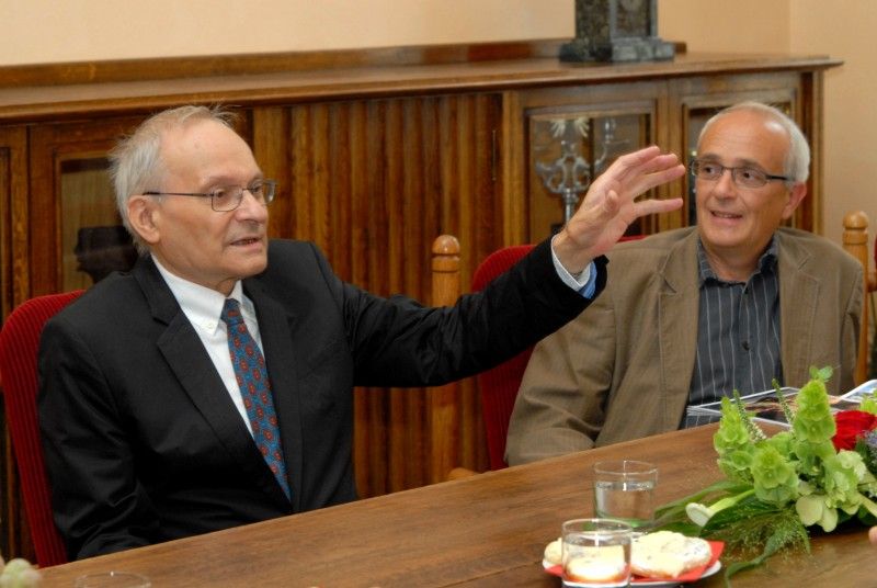 Zajímavé setkání se v pátek (24.8.2012) dopoledne uskutečnilo na plzeňské radnici. Přestože přední český dramatik a divadelní režisér Ladislav Smoček nerad slaví narozeniny, u příležitosti svého životního jubilea s potěšením přijal pozvání primátora Martina Baxy na přátelské posezení. Muž, který často bývá považován za toho, který stojí spíše v pozadí, vedle Václava Havla a Pavla Kohouta patří mezi tři ve světě nejuváděnější české autory, oslavil 24. srpna osmdesáté narozeniny. Město Plzeň od svých sedmi let považuje za svůj domov. Ústředním tématem hovoru byl vedle divadla především plzeňský patriotismus. Ladislav Smoček se do Plzně přestěhoval během druhé světové války. Prožil zde dětství a mládí a od té doby je podle svých slov občanem Plzně. V roce 1951 zde na Mikulášském gymnáziu maturoval.