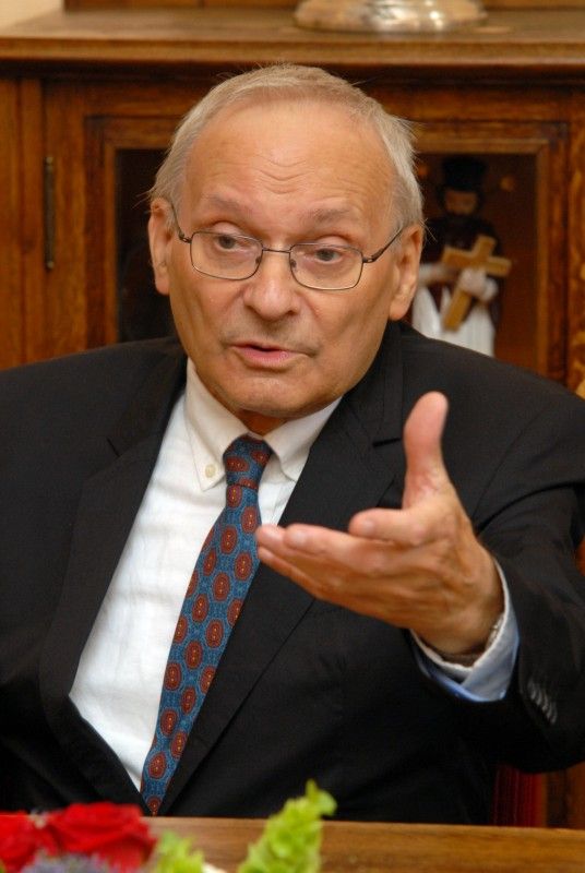 Zajímavé setkání se v pátek (24.8.2012) dopoledne uskutečnilo na plzeňské radnici. Přestože přední český dramatik a divadelní režisér Ladislav Smoček nerad slaví narozeniny, u příležitosti svého životního jubilea s potěšením přijal pozvání primátora Martina Baxy na přátelské posezení. Muž, který často bývá považován za toho, který stojí spíše v pozadí, vedle Václava Havla a Pavla Kohouta patří mezi tři ve světě nejuváděnější české autory, oslavil 24. srpna osmdesáté narozeniny. Město Plzeň od svých sedmi let považuje za svůj domov. Ústředním tématem hovoru byl vedle divadla především plzeňský patriotismus. Ladislav Smoček se do Plzně přestěhoval během druhé světové války. Prožil zde dětství a mládí a od té doby je podle svých slov občanem Plzně. V roce 1951 zde na Mikulášském gymnáziu maturoval.