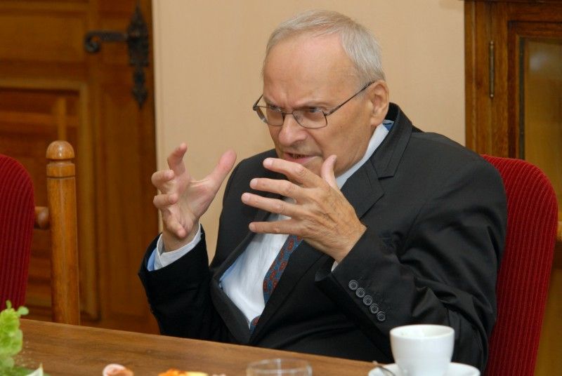 Zajímavé setkání se v pátek (24.8.2012) dopoledne uskutečnilo na plzeňské radnici. Přestože přední český dramatik a divadelní režisér Ladislav Smoček nerad slaví narozeniny, u příležitosti svého životního jubilea s potěšením přijal pozvání primátora Martina Baxy na přátelské posezení. Muž, který často bývá považován za toho, který stojí spíše v pozadí, vedle Václava Havla a Pavla Kohouta patří mezi tři ve světě nejuváděnější české autory, oslavil 24. srpna osmdesáté narozeniny. Město Plzeň od svých sedmi let považuje za svůj domov. Ústředním tématem hovoru byl vedle divadla především plzeňský patriotismus. Ladislav Smoček se do Plzně přestěhoval během druhé světové války. Prožil zde dětství a mládí a od té doby je podle svých slov občanem Plzně. V roce 1951 zde na Mikulášském gymnáziu maturoval.