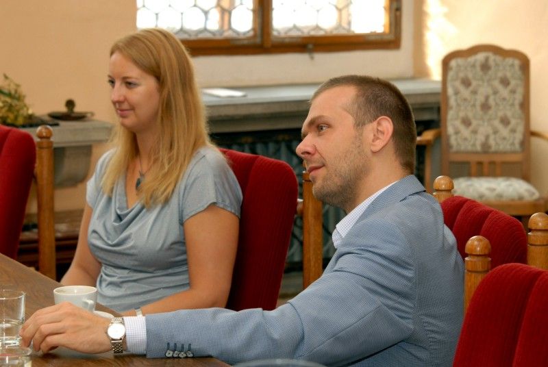 Zajímavé setkání se v pátek (24.8.2012) dopoledne uskutečnilo na plzeňské radnici. Přestože přední český dramatik a divadelní režisér Ladislav Smoček nerad slaví narozeniny, u příležitosti svého životního jubilea s potěšením přijal pozvání primátora Martina Baxy na přátelské posezení. Muž, který často bývá považován za toho, který stojí spíše v pozadí, vedle Václava Havla a Pavla Kohouta patří mezi tři ve světě nejuváděnější české autory, oslavil 24. srpna osmdesáté narozeniny. Město Plzeň od svých sedmi let považuje za svůj domov. Ústředním tématem hovoru byl vedle divadla především plzeňský patriotismus. Ladislav Smoček se do Plzně přestěhoval během druhé světové války. Prožil zde dětství a mládí a od té doby je podle svých slov občanem Plzně. V roce 1951 zde na Mikulášském gymnáziu maturoval.