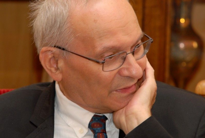 Zajímavé setkání se v pátek (24.8.2012) dopoledne uskutečnilo na plzeňské radnici. Přestože přední český dramatik a divadelní režisér Ladislav Smoček nerad slaví narozeniny, u příležitosti svého životního jubilea s potěšením přijal pozvání primátora Martina Baxy na přátelské posezení. Muž, který často bývá považován za toho, který stojí spíše v pozadí, vedle Václava Havla a Pavla Kohouta patří mezi tři ve světě nejuváděnější české autory, oslavil 24. srpna osmdesáté narozeniny. Město Plzeň od svých sedmi let považuje za svůj domov. Ústředním tématem hovoru byl vedle divadla především plzeňský patriotismus. Ladislav Smoček se do Plzně přestěhoval během druhé světové války. Prožil zde dětství a mládí a od té doby je podle svých slov občanem Plzně. V roce 1951 zde na Mikulášském gymnáziu maturoval.