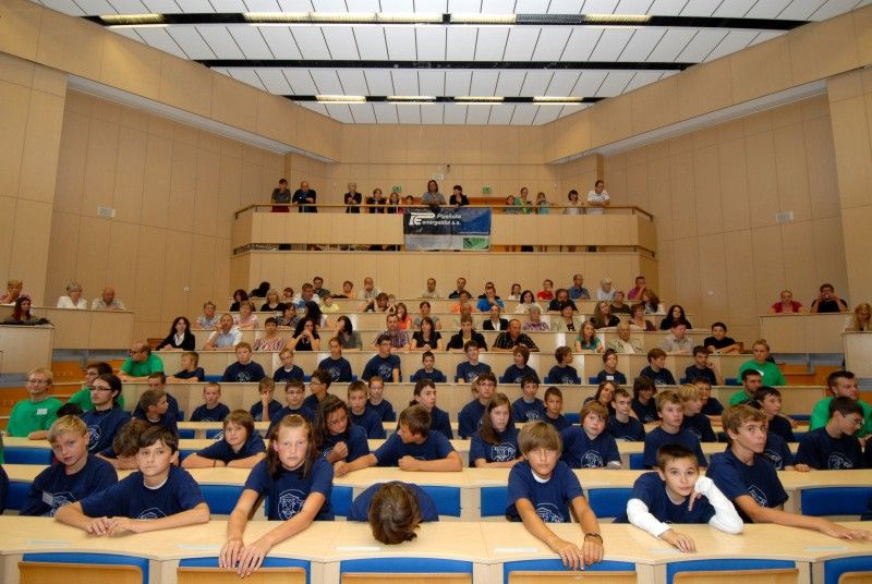 Celkem 57 mladých techniků absolvovalo tento týden dětskou univerzitu s názvem JuniorFEL, kterou již šestým rokem pořádá Fakulta elektrotechnická Západočeské univerzity. Hlavním tématem letošního ročníku bylo efektivní využití energií. (Foto 31.8.2012)