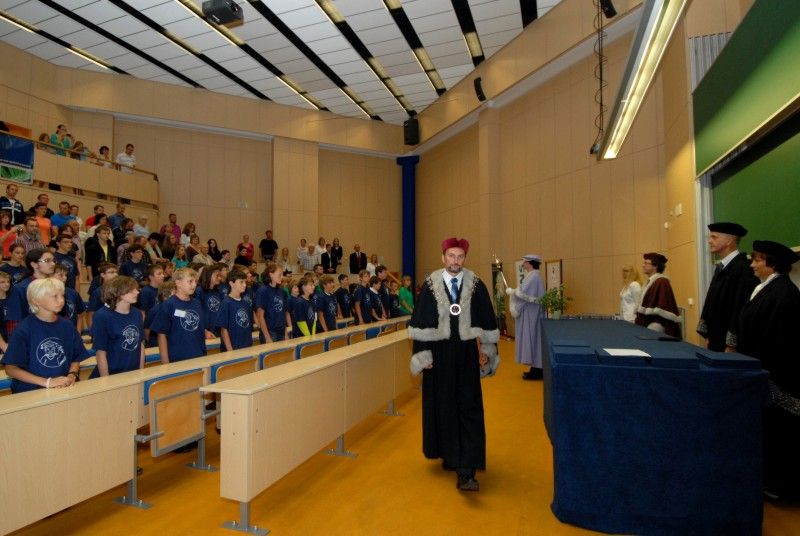 Celkem 57 mladých techniků absolvovalo tento týden dětskou univerzitu s názvem JuniorFEL, kterou již šestým rokem pořádá Fakulta elektrotechnická Západočeské univerzity. Hlavním tématem letošního ročníku bylo efektivní využití energií. (Foto 31.8.2012)