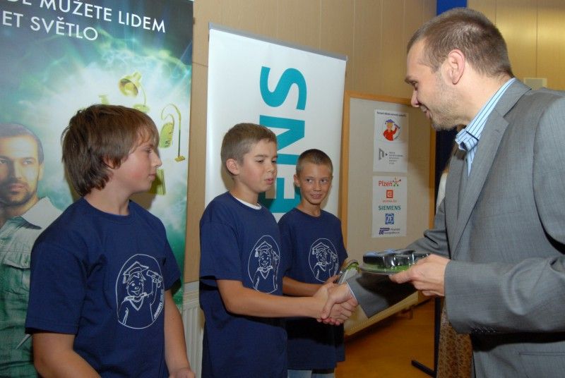 Celkem 57 mladých techniků absolvovalo tento týden dětskou univerzitu s názvem JuniorFEL, kterou již šestým rokem pořádá Fakulta elektrotechnická Západočeské univerzity. Hlavním tématem letošního ročníku bylo efektivní využití energií. (Foto 31.8.2012)