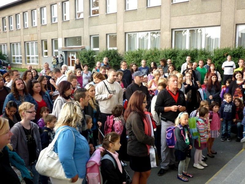 Dvacet nových žáků přivítala první den (3.9.2012) jejich školní docházky na 13. základní škole v Habrmannově ulici radní pro školství, sport a životní prostředí Irena Rottová.