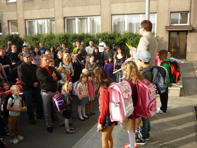 Dvacet nových žáků přivítala první den (3.9.2012) jejich školní docházky na 13. základní škole v Habrmannově ulici radní pro školství, sport a životní prostředí Irena Rottová.