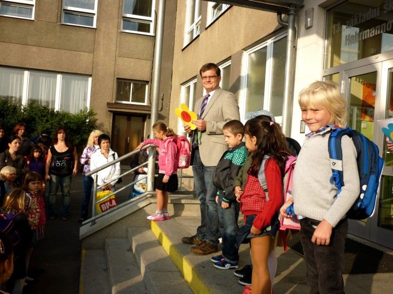 Dvacet nových žáků přivítala první den (3.9.2012) jejich školní docházky na 13. základní škole v Habrmannově ulici radní pro školství, sport a životní prostředí Irena Rottová.