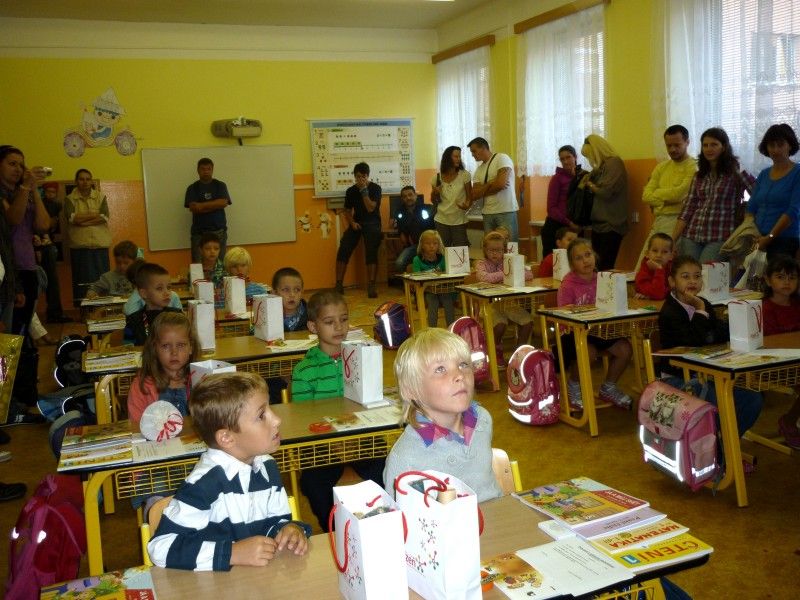 Dvacet nových žáků přivítala první den (3.9.2012) jejich školní docházky na 13. základní škole v Habrmannově ulici radní pro školství, sport a životní prostředí Irena Rottová.
