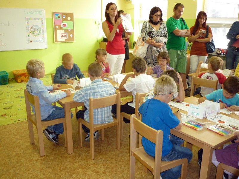 Dvacet nových žáků přivítala první den (3.9.2012) jejich školní docházky na 13. základní škole v Habrmannově ulici radní pro školství, sport a životní prostředí Irena Rottová.