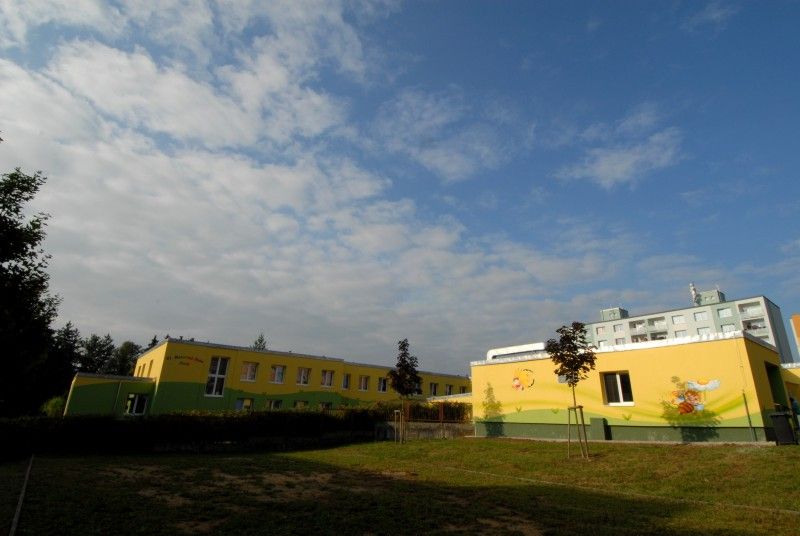 Vyfouknutím bublin z bublifuku zahájil nový školní rok (3.9.2012) v zrekonstruované budově mateřské školy v Břeclavské 12 na Vinicích primátor Martin Baxa. Kompletní oprava za 12,5 milionu korun je podle starosty Městského obvodu Plzeň 1 Miroslava Brabce největší investiční akcí obvodu v letošním roce.