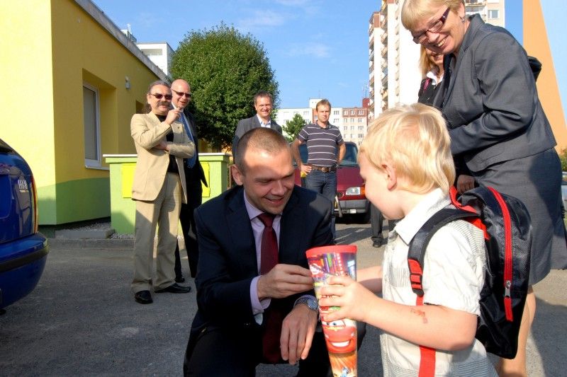 Vyfouknutím bublin z bublifuku zahájil nový školní rok (3.9.2012) v zrekonstruované budově mateřské školy v Břeclavské 12 na Vinicích primátor Martin Baxa. Kompletní oprava za 12,5 milionu korun je podle starosty Městského obvodu Plzeň 1 Miroslava Brabce největší investiční akcí obvodu v letošním roce.