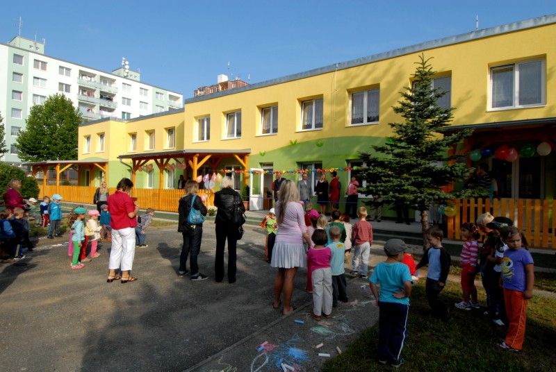 Vyfouknutím bublin z bublifuku zahájil nový školní rok (3.9.2012) v zrekonstruované budově mateřské školy v Břeclavské 12 na Vinicích primátor Martin Baxa. Kompletní oprava za 12,5 milionu korun je podle starosty Městského obvodu Plzeň 1 Miroslava Brabce největší investiční akcí obvodu v letošním roce.