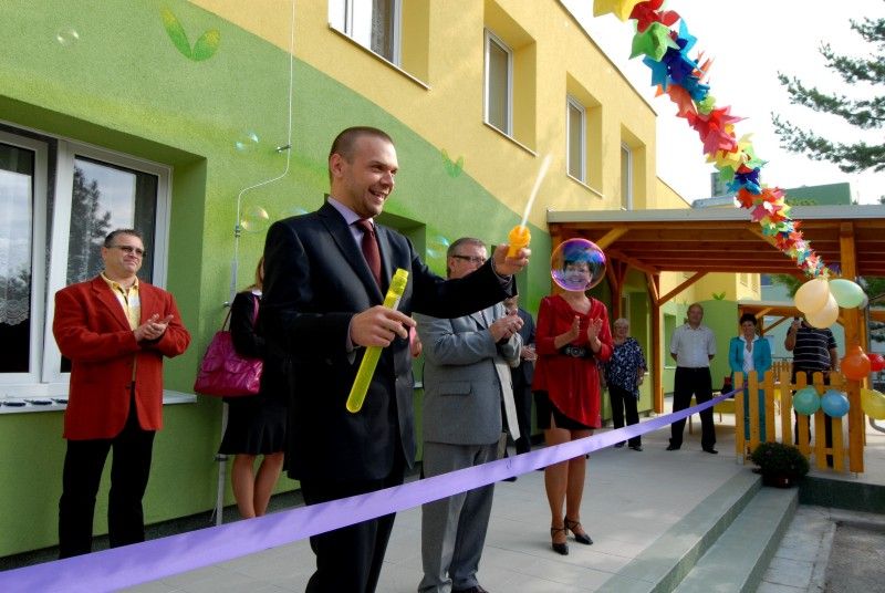 Vyfouknutím bublin z bublifuku zahájil nový školní rok (3.9.2012) v zrekonstruované budově mateřské školy v Břeclavské 12 na Vinicích primátor Martin Baxa. Kompletní oprava za 12,5 milionu korun je podle starosty Městského obvodu Plzeň 1 Miroslava Brabce největší investiční akcí obvodu v letošním roce.