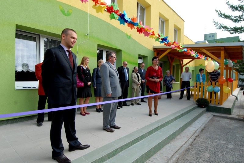 Vyfouknutím bublin z bublifuku zahájil nový školní rok (3.9.2012) v zrekonstruované budově mateřské školy v Břeclavské 12 na Vinicích primátor Martin Baxa. Kompletní oprava za 12,5 milionu korun je podle starosty Městského obvodu Plzeň 1 Miroslava Brabce největší investiční akcí obvodu v letošním roce.