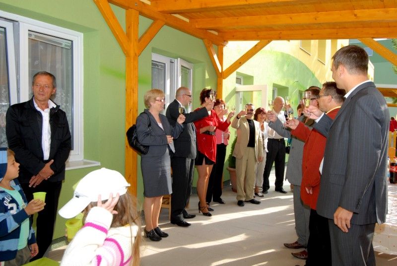 Vyfouknutím bublin z bublifuku zahájil nový školní rok (3.9.2012) v zrekonstruované budově mateřské školy v Břeclavské 12 na Vinicích primátor Martin Baxa. Kompletní oprava za 12,5 milionu korun je podle starosty Městského obvodu Plzeň 1 Miroslava Brabce největší investiční akcí obvodu v letošním roce.