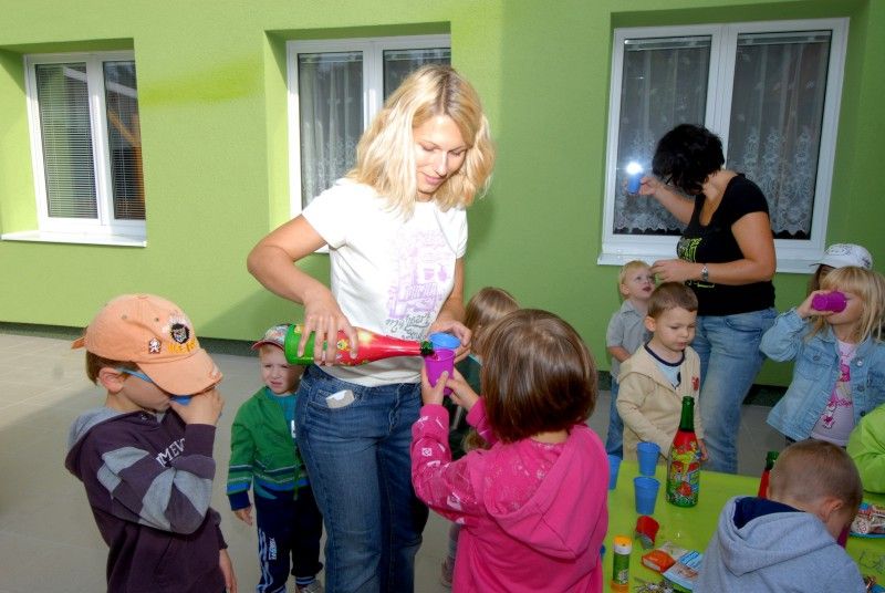 Vyfouknutím bublin z bublifuku zahájil nový školní rok (3.9.2012) v zrekonstruované budově mateřské školy v Břeclavské 12 na Vinicích primátor Martin Baxa. Kompletní oprava za 12,5 milionu korun je podle starosty Městského obvodu Plzeň 1 Miroslava Brabce největší investiční akcí obvodu v letošním roce.