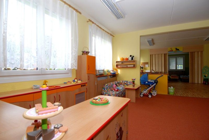 Vyfouknutím bublin z bublifuku zahájil nový školní rok (3.9.2012) v zrekonstruované budově mateřské školy v Břeclavské 12 na Vinicích primátor Martin Baxa. Kompletní oprava za 12,5 milionu korun je podle starosty Městského obvodu Plzeň 1 Miroslava Brabce největší investiční akcí obvodu v letošním roce.