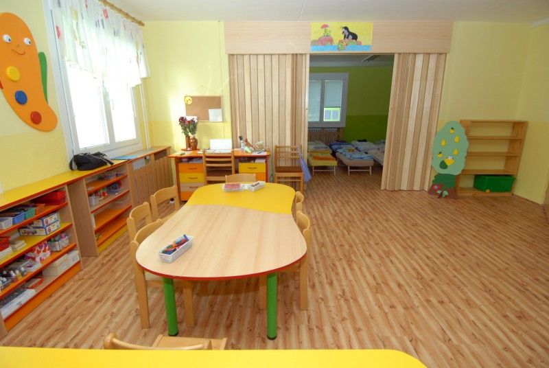 Vyfouknutím bublin z bublifuku zahájil nový školní rok (3.9.2012) v zrekonstruované budově mateřské školy v Břeclavské 12 na Vinicích primátor Martin Baxa. Kompletní oprava za 12,5 milionu korun je podle starosty Městského obvodu Plzeň 1 Miroslava Brabce největší investiční akcí obvodu v letošním roce.