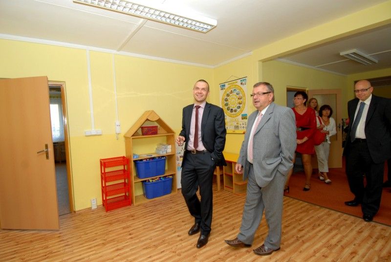 Vyfouknutím bublin z bublifuku zahájil nový školní rok (3.9.2012) v zrekonstruované budově mateřské školy v Břeclavské 12 na Vinicích primátor Martin Baxa. Kompletní oprava za 12,5 milionu korun je podle starosty Městského obvodu Plzeň 1 Miroslava Brabce největší investiční akcí obvodu v letošním roce.