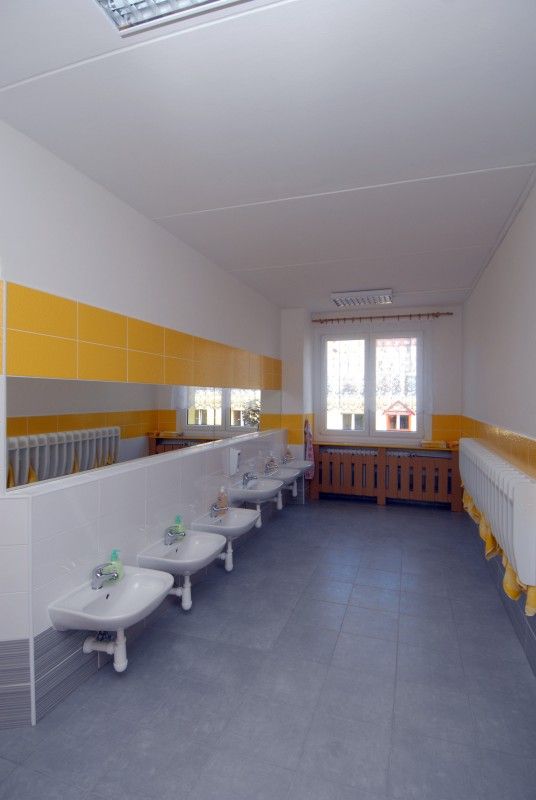 Vyfouknutím bublin z bublifuku zahájil nový školní rok (3.9.2012) v zrekonstruované budově mateřské školy v Břeclavské 12 na Vinicích primátor Martin Baxa. Kompletní oprava za 12,5 milionu korun je podle starosty Městského obvodu Plzeň 1 Miroslava Brabce největší investiční akcí obvodu v letošním roce.